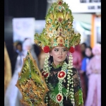 Penampilan siswa dalam Festival Karya Siswa-Siswi SMA/MA Double Track di Jatim Expo International Surabaya, Minggu (29/12). foto: istimewa/ bangsaonline.com