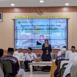 Kepala Kemenag Tuban, Hj Umi Kulsum saat memberikan pengarahan kepada 10 jemaah haji cadangan beserta keluarganya.
