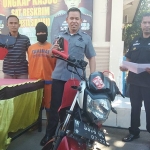 Pelaku berikut barang bukti berupa tas slempang.