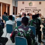 Prof. Dr. KH. Asep Saifuddin Chalim dalam acara buka bersama dengan beberapa perwira TNI di Guest House Institut KH Abdul Chalim Pacet Mojokerto, Sabtu (8/5/2021). foto: mma/ bangsaonline.com