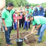 Penanaman pohon di dalam Taman Candi. foto: ZAINAL ABIDIN/ BANGSAONLINe