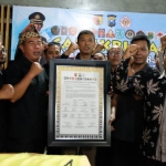 Kapolrestas Sidoarjo bersama beberapa pesilat dalam acara cangkrukan.