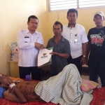 Baznas Kabupaten Tuban bersama Pemerintah Kecamatan Bangilan dan Komunitas Isbat berkunjung menemui Supi (36) warga asal Desa Banjarworo yang dirawat di puskesmas setempat, Rabu (14/2).