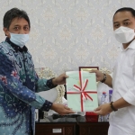 Wali Kota Surabaya Eri Cahyadi menerima penyerahan Peta Bidang Tanah (PBT) dari Badan Pertanahan Nasional (BPN) I dan II di ruang sidang wali kota, Kamis (4/3/2021). (foto: ist)