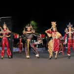 Perwakilan Semen Gresik di Jember Fashion Carnaval 2022 yang menampilkan kostum defile Madurese dengan nilai Kekuatan, Kebudayaan, Visual Produk, Jembatan Suramadu, serta Komunitas Tukang.