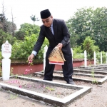 Sekretaris Daerah Kota Kediri Bagus Alit saat manaburkan bunga di salah salah satu pusara pahlawan di Taman Makam Pahlawan Kota Kediri. Foto: Ist.