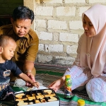 Wakil Ketua IV DPRD Provinsi Jawa Timur, Sri Wahyuni, saat mengunjungi kediaman Nazril Izzan Khoirulloh.