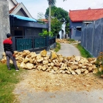 Jalan yang ditutup oleh warga, karena kesal dengan adanya polisi tidur yang dipasang oleh salah satu pemilik rumah.