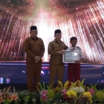 Bupati Al Barra didampingi Plt Dispendik Kabupaten Mojokerto saat menyerahkan beasiswa