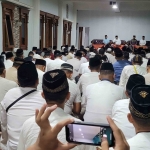 Para anggota TNI saat silaturahim dengan Prof Dr KH Asep Saifuddin Chalim, MA di  Kampus Universitas KH Abdul Chalim (UAC) Pacet Mojokerto pada Jumat malam (5/4/2024). Foto: bangsaonline