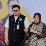 Menteri Sosial  Tri Rismaharini didampingi Bupati Kediri Hanindhito Himawan Pramana saat menggelar jumpa pers usai melakukan peninjauan pelaksanaan operasi katarak di RSUD SLG Kabupaten Kediri. Foto: MUJI HARJITA/ BANGSAONLINE