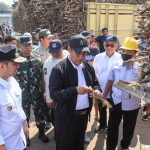 Plt Gubernur Jatim saat mendampingi Menteri Pertanian dalam kunjungan kerja ke kebun tebu dan Pabrik Gula Djatiroto, Lumajang.