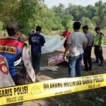 Jenazah Supriadi, bocah asal Blitar ditemukan di sekitar sungai Brantas Kediri. Tampak petugas saat mengevakuasi jenazah korban.