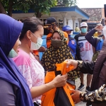 SIMBOLIS: Hudiyono menyerahkan bantuan ke korban puting beliung di Desa Balongdowo, Candi, Kamis (4/2/2021). (foto: ist)