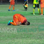 Salah satu pemain Persibo sujud syukur usai pertandingan melawan Blitar United. foto: EKY NURHADI/ BANGSAONLINE