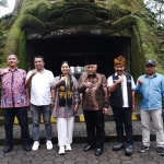 Wakil Menteri Pariwisata Republik Indonesia, Ni Luh Enik Ernawati (tiga dari kiri),  saat mengunjungi Taman New Wisata Wendit di Kabupaten Malang.