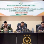 Roni selaku Kasi Intelijen Kejari Kabupaten Kediri yang juga menjadi Wakil Ketua Tim Pakem setempat saat memimpin rapat koordinasi. Foto: Ist