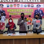Kapolres Pamekasan AKBP Rogib Triyanto saat melakukan konferensi pers terkait penangkapan oknum wartawan dan oknum PNS yang melakukan pemerasan. 