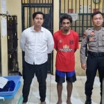 Pelaku penusukan saat ditetapkan sebagai tersangka oleh Polres Pasuruan. Foto: Ist.