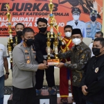 Kapolresta Sidoarjo Kombes Pol. Kusumo Wahyu Bintoro dan Bupati Sidoarjo Ahmad Muhdlor Ali (baju batik) saat menyerahkan trofi kepada juara umum.