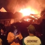 Warga dan pedagang hanya bisa pasrah memandang terbakar Pasar Gondang Legi.