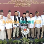 Ketua DPC Gerindra Kabupaten Kediri, Ketut Gutomo, bersama jajaran saat menggelar jumpa pers usai mendaftarkan bakal calon legislatif di KPU. Foto: MUJI HARJITA/BANGSAONLINE