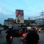 Alat peraga kampanye (APK) yang tidak resmi dikeluarkan oleh KPU Jatim masih berdiri di Jl. Ketintang dan bertebaran di seputar Kota Surabaya. Foto: Didi R/BANGSAONLINE