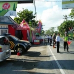  Petugas saat memantau arus balik di salah satu pos pantau. foto: GUNAWAN/ BANGSAONLINE