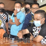 Wakil Wali Kota Batu, Punjul Santoso, saat mencoba main catur bersama wartawan.