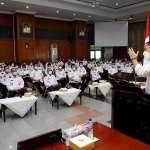 Wali Kota Surabaya Eri Cahyadi saat memberikan pengarahan di Graha Sawunggaling, Komplek Gedung Pemkot Surabaya, Rabu (3/3/21). foto: ist.