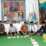 Kedatangan Danrem di Ponpes Tremas disambut pengasuh Ponpes Tremas KH Fuad Dimyati.