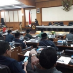 Bupati Gresik Sambari Halim Radianto saat menyampaikan nota Rancangan Perubahan Anggaran Pendapatan dan Belanja Daerah (R-PAPBD) 2019 dalam rapat paripurna di DPRD Gresik, Senin (29/7).