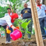 Bupati Kediri, dr. Hj. Haryanti Sutrisno, saat menyirami pohon yang baru ditanam. (foto: ist)