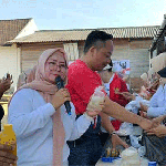 Ketua DPC Gerindra Gresik, Asluchul Alif, didampingi Ketua DPC Pira Gresik, Nur Saidah, bersama Anggota Fraksi Gerindra DPRD Gresik, Abdullah Munir, saat meninjau pameran produk UMKM. Foto: SYUHUD/ BANGSAONLINE