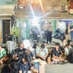 Puluhan pecandu dan pengedar narkoba yang diamankan dalam penggerebekan sarang narkoba di Jalan Kunti, Surabaya.