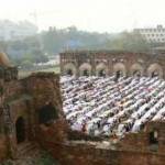 Inilah salah satu masjid di India. Namanya Masjid Feroz Shah Kotla, tempat ibadah utama umat muslim di India walaupun bangunannya tua dan terbuka. Reuters/merdeka.com