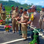Bupati Blitar Rijanto memotong pita tanda diresmikannya pelurusan Jalan Bantaran Desa Tulungrejo.