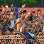 Para suporter saat menyaksikan laga Persibo di stadion Letjen H Soedirman Bojonegoro. foto: EKY NURHADI/ BANGSAONLINE.com