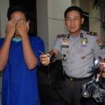 Tersangka bersama Kapolsek Tambaksari Kompol Suhartono memegang barang bukti kunci T. foto:rusmiyanto/BANGSAONLINE