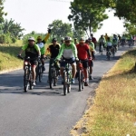 Gowes bareng yang menempuh jarak kurang lebih 27 Km mendapat sambutan masyarakat dan pengguna jalan yang melintas di sepanjang rute.