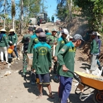 Satgas TMMD ke-106 Kodim Malang bahu membahu bersama warga menggarap pengecoran jalan Desa Kedungsalam.
