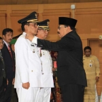 Pemasangan tanda pangkat dan penyematan tanda jabatan oleh Gubrnur Jawa Timur Dr. H Soekarwo di Kementerian Dalam Negeri RI di Jakarta.