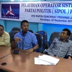 Renville Antonio, Sekretaris DPD Partai Demokrat Jatim saat jumpa pers di kantor DPD Partai Demokrat.  Foto: DIDI/BANGSAONLINE