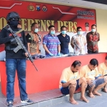 Tiga pelaku pencurian baju dihadirkan saat rilis pers di Mapolres Tuban.