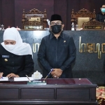 Gubernur Khofifah saat penandatanganan berita acara persetujuan bersama pimpinan dewan di Gedung DPRD Jatim.