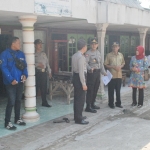 Rombongan yang dipimpin Kapolres Ngawi saat disambut langsung oleh Suprapti, Kepala Desa Kerek. 