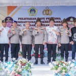 Kapolda Jatim, Irjen Pol Nanang Avianto, didampingi Wabup Asluchul Alif saat menghadiri peletakan batu pertama pembangunan Polsek Tambak, Pulau Bawean. FOTO: ist.