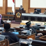 DPRD Gresik saat menggelar paripurna Raperda. foto: SYUHUD/ BANGSAONLINE