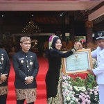 Berbagi kegembiraan, Bupati Ikfina menyerahkan penghargaan lunas PBB kepada sejumlah kades. 