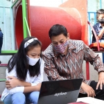 Wali Kota Kediri, Abdullah Abu Bakar dan salah satu siswa yang menggunakan WiFi gratis di Kantor Kelurahan Pakelan, Kecamatan Kota, Kota Kediri. (foto: ist).